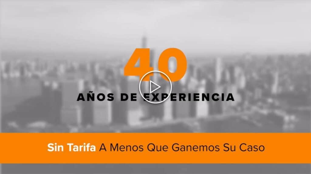 Promo image with "40 años de experiencia" in bold orange text, blurred city skyline background, and "Sin Tarifa A Menos Que Ganemos Su Caso" in a band at the bottom.